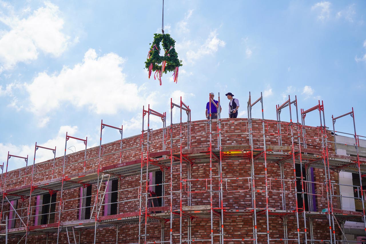 In Wiefelstede wurde das Richtfest zum neuen Ärztehaus gefeiert.